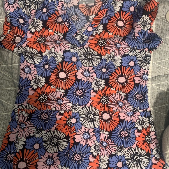 Gorgeous floral scrub top! - Picture 2 of 2